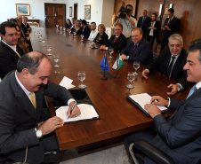 Governador Beto Richa assina Termo de Adesão ao Movimento Nacional de Objetivos do Desenvolvimento Sustentável, com a participação do diretor brasileiro da Itaipu Binacional, Luiz Fernando Vianna; do presidente da Copel, Antonio Sérgio de Souza Guetter; do diretor-presidente da Sanepar; Mounir Chaowiche; e pelo secretário estadual para Assuntos Estratégicos, Edgar Bueno.Curitiba, 08/08/2017.Foto: Orlando Kissner/ANPr