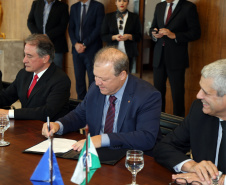 Governador Beto Richa assina Termo de Adesão ao Movimento Nacional de Objetivos do Desenvolvimento Sustentável, com a participação do diretor brasileiro da Itaipu Binacional, Luiz Fernando Vianna; do presidente da Copel, Antonio Sérgio de Souza Guetter; do diretor-presidente da Sanepar; Mounir Chaowiche; e pelo secretário estadual para Assuntos Estratégicos, Edgar Bueno.Curitiba, 08/08/2017.Foto: Orlando Kissner/ANPr