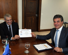 Governador Beto Richa assina Termo de Adesão ao Movimento Nacional de Objetivos do Desenvolvimento Sustentável, com a participação do diretor brasileiro da Itaipu Binacional, Luiz Fernando Vianna; do presidente da Copel, Antonio Sérgio de Souza Guetter; do diretor-presidente da Sanepar; Mounir Chaowiche; e pelo secretário estadual para Assuntos Estratégicos, Edgar Bueno.Curitiba, 08/08/2017.Foto: Orlando Kissner/ANPr