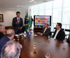 Governador Beto Richa assina Termo de Adesão ao Movimento Nacional de Objetivos do Desenvolvimento Sustentável, com a participação do diretor brasileiro da Itaipu Binacional, Luiz Fernando Vianna; do presidente da Copel, Antonio Sérgio de Souza Guetter; do diretor-presidente da Sanepar; Mounir Chaowiche; e pelo secretário estadual para Assuntos Estratégicos, Edgar Bueno.Curitiba, 08/08/2017.Foto: Orlando Kissner/ANPr