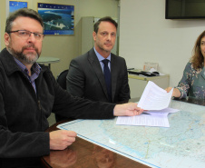 Comitê dos Empregados do Paranacidade entregam resultado de pesquisa de satisfação ao superintendente executivo