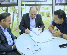 Documentos firmados pelos prefeitos na SEDU garantem a realização de antigos sonhos de paranaenses, como o Parque das Olarias em Ponta Grossa