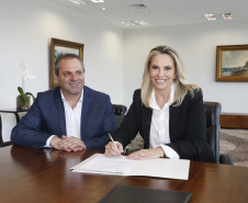 Municípios recebem recursos para pavimentação e veículo