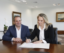 A governadora Cida Borghetti liberou nesta terça-feira (17) cerca de R$ 1 milhão para os municípios de Almirante Tamandaré, na Região Metropolitana de Curitiba, e Rolândia, no Norte do Estado. Na foto,  O prefeito de Almirante Tamandaré, Gerson Collodel, vai utilizar os R$ 734,3 mil financiados junto ao Governo do Estado para pavimentar um trecho da Rua Rio Paraná. Curitiba, 17/04/2018.Foto: Arnaldo Alves/ANPr