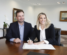 A governadora Cida Borghetti liberou nesta terça-feira (17) cerca de R$ 1 milhão para os municípios de Almirante Tamandaré, na Região Metropolitana de Curitiba, e Rolândia, no Norte do Estado. Na foto, o prefeito de Rolândia, Luiz Francisconi Neto, vai adquirir uma Van com capacidade para transportar 16 pessoas. O total liberado pelo Estado para o município foi de R$ 165 mil, a fundo perdido. Curitiba, 17/04/2018.Foto: Arnaldo Alves/ANPr