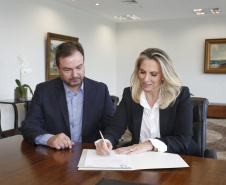 A governadora Cida Borghetti liberou nesta terça-feira (17) cerca de R$ 1 milhão para os municípios de Almirante Tamandaré, na Região Metropolitana de Curitiba, e Rolândia, no Norte do Estado. Na foto, o prefeito de Rolândia, Luiz Francisconi Neto, vai adquirir uma Van com capacidade para transportar 16 pessoas. O total liberado pelo Estado para o município foi de R$ 165 mil, a fundo perdido. Curitiba, 17/04/2018.Foto: Arnaldo Alves/ANPr