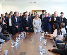 A governadora Cida Borghetti confirmou nesta quarta-feira (25) mais R$ 31,28 milhões para investimentos em 44 municípios, de todas as regiões do Paraná. O anúncio foi feito durante solenidade no Palácio Iguaçu, em Curitiba, na presença de deputados estaduais, secretários de Estado e prefeitos. Curitiba, 25/04/2018.Foto: José Fernando Ogura/ANPr