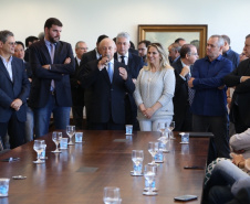 A governadora Cida Borghetti confirmou nesta quarta-feira (25) mais R$ 31,28 milhões para investimentos em 44 municípios, de todas as regiões do Paraná. O anúncio foi feito durante solenidade no Palácio Iguaçu, em Curitiba, na presença de deputados estaduais, secretários de Estado e prefeitos. Curitiba, 25/04/2018.Foto: José Fernando Ogura/ANPr