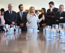 A governadora Cida Borghetti confirmou nesta quarta-feira (25) mais R$ 31,28 milhões para investimentos em 44 municípios, de todas as regiões do Paraná. O anúncio foi feito durante solenidade no Palácio Iguaçu, em Curitiba, na presença de deputados estaduais, secretários de Estado e prefeitos. Curitiba, 25/04/2018.Foto: José Fernando Ogura/ANPr