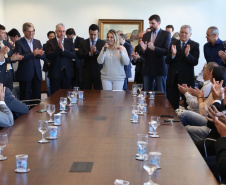 A governadora Cida Borghetti confirmou nesta quarta-feira (25) mais R$ 31,28 milhões para investimentos em 44 municípios, de todas as regiões do Paraná. O anúncio foi feito durante solenidade no Palácio Iguaçu, em Curitiba, na presença de deputados estaduais, secretários de Estado e prefeitos. Curitiba, 25/04/2018.Foto: José Fernando Ogura/ANPr