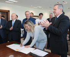 A governadora Cida Borghetti confirmou nesta quarta-feira (25) mais R$ 31,28 milhões para investimentos em 44 municípios, de todas as regiões do Paraná. O anúncio foi feito durante solenidade no Palácio Iguaçu, em Curitiba, na presença de deputados estaduais, secretários de Estado e prefeitos. Curitiba,25/04/2018 Foto:Jaelson Lucas / ANPr