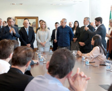 A governadora Cida Borghetti confirmou nesta quarta-feira (25) mais R$ 31,28 milhões para investimentos em 44 municípios, de todas as regiões do Paraná. O anúncio foi feito durante solenidade no Palácio Iguaçu, em Curitiba, na presença de deputados estaduais, secretários de Estado e prefeitos. Curitiba,25/04/2018 Foto:Jaelson Lucas / ANPr