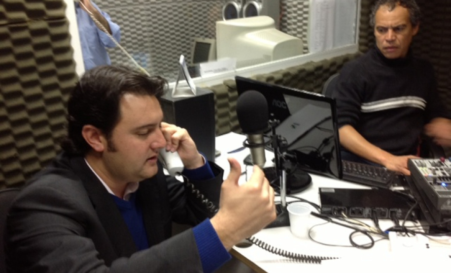 Ratinho Junior fala com milhares de pessoas via emissoras de rádios do Paraná