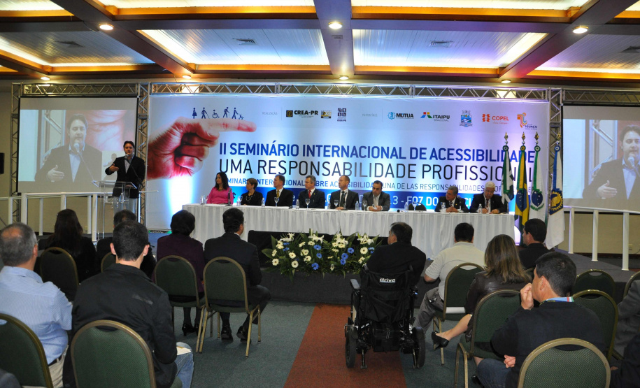Ratinho Junior destaca a importância do Programa Calçadas do Paraná no II Seminário Internacional da Acessibilidade, em Foz.
