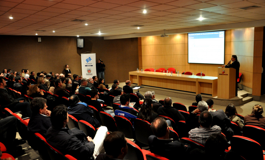 Secretário Cezar Silvestri discursa na palestra