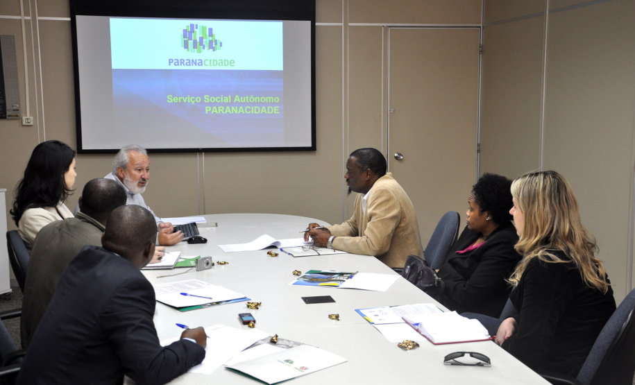 Comitiva de Moçambique conhece trabalho do Paranacidade