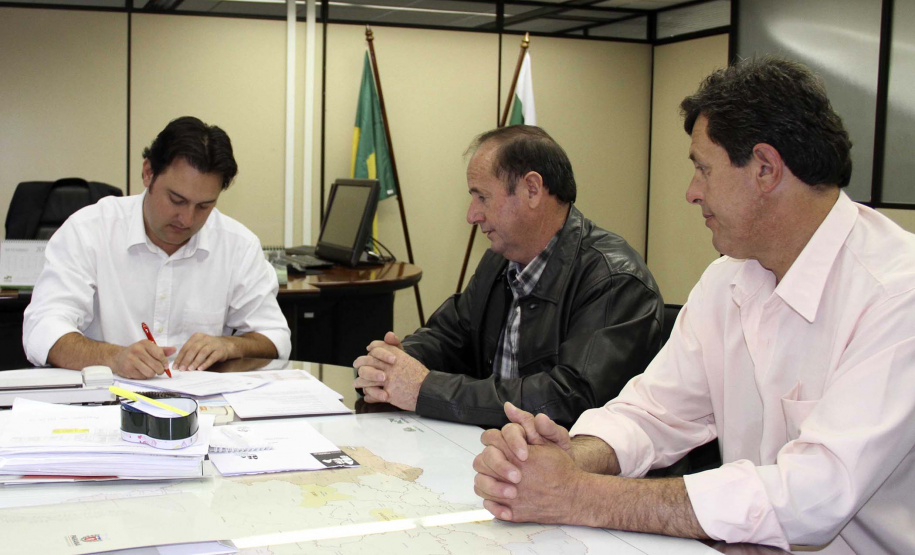 Governo do Paraná autoriza pela SEDU licitação de quase R$ 1,5 milhão a cinco regiões.