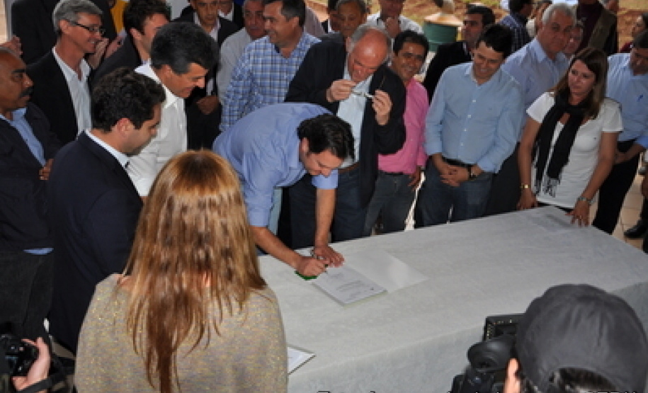 “Volume e velocidade é o ritmo deste governo”, diz Ratinho Junior na destinação de mais R$ 4 milhões aos municípios do Paraná.