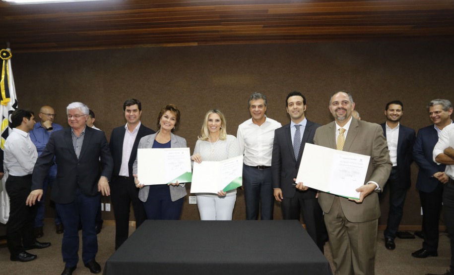 Municípios da região central, Sul e Centro-Sul do Paraná vão investir, com recursos do Governo do Estado, em obras de melhoria urbana, comprar máquinas e equipamentos rodoviários e veículos para uso em saúde, educação e outras áreas