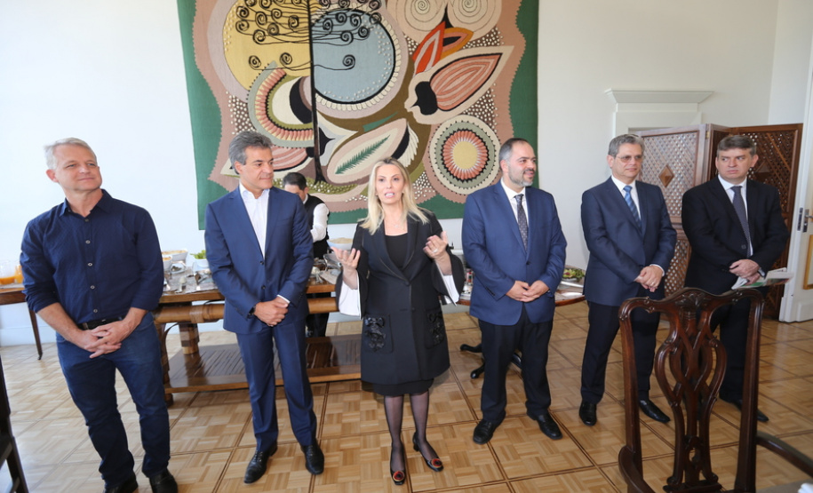 Prefeitos de diversas regiões do Paraná reuniram-se nesta quarta-feira (18) com a governadora Cida Borghetti para apresentar demandas, alinhar convênios e licitações de projetos urbanos. O objetivo é garantir continuidade aos processos neste momento de mudança de governo. O encontro foi no Palácio Iguaçu.Curitiba, 18/04/2018.Foto: Jonas Oliveira/Governadoria