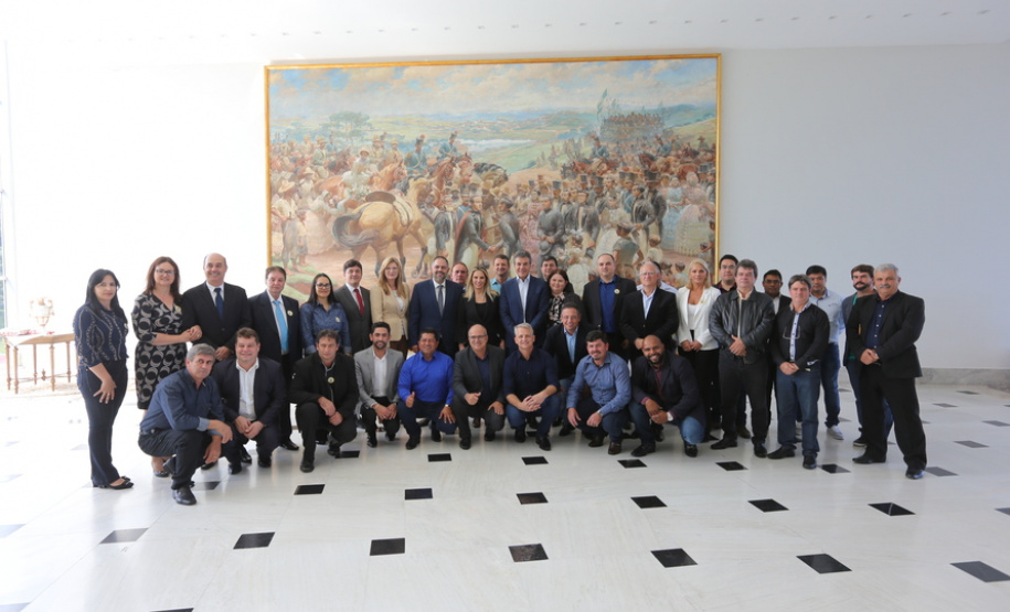 Prefeitos de diversas regiões do Paraná reuniram-se nesta quarta-feira (18) com a governadora Cida Borghetti para apresentar demandas, alinhar convênios e licitações de projetos urbanos. O objetivo é garantir continuidade aos processos neste momento de mudança de governo. O encontro foi no Palácio Iguaçu.Curitiba, 18/04/2018.Foto: Jonas Oliveira/Governadoria