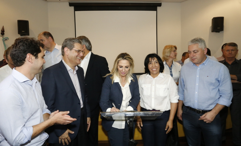 Municípios recebem recursos para melhoria urbana e veículos