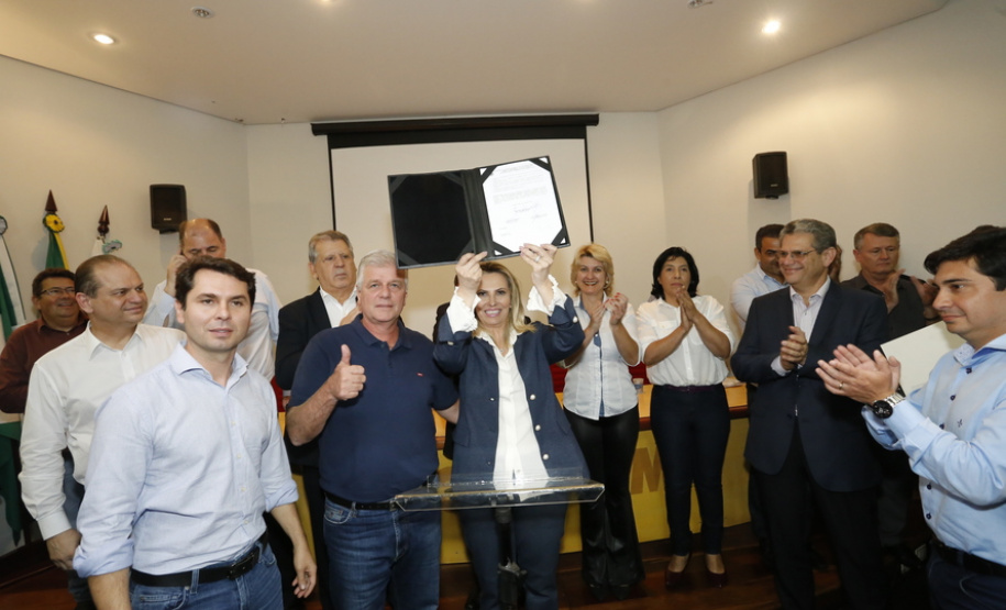 Governadora Cida Borghetti assina convênios com municípios durante encontro nesta quinta-feira (19), na sede da Associação dos Municípios da Região de Campo Mourão (Concam). Participaram o prefeito de Campo Mourão, Tauillo Tezelli, prefeitos dos municípios beneficiados, secretários de Estado e parlamentares.Campo Mourão, 19/04/2018.Foto: Arnaldo Alves/ANPr