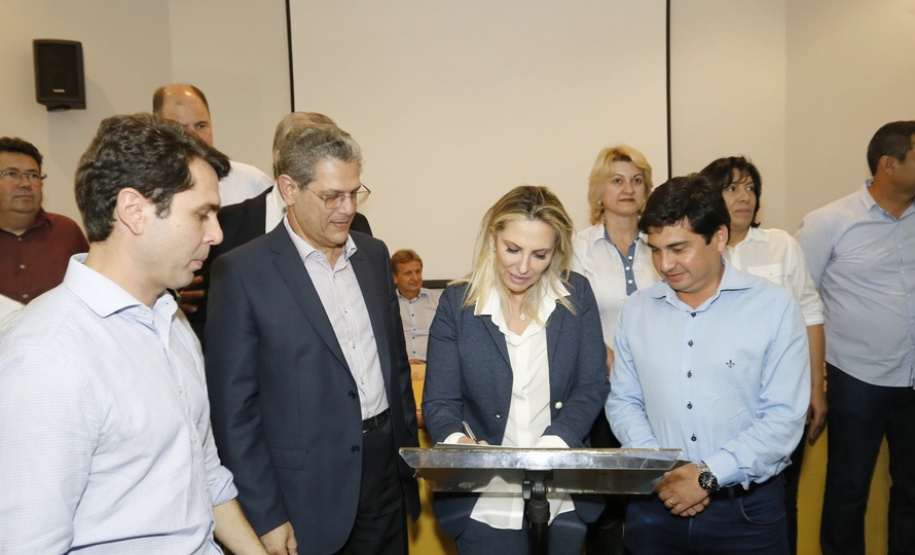 Governadora Cida Borghetti assina convênios com municípios durante encontro nesta quinta-feira (19), na sede da Associação dos Municípios da Região de Campo Mourão (Concam). Participaram o prefeito de Campo Mourão, Tauillo Tezelli, prefeitos dos municípios beneficiados, secretários de Estado e parlamentares.Campo Mourão, 19/04/2018.Foto: Arnaldo Alves/ANPr