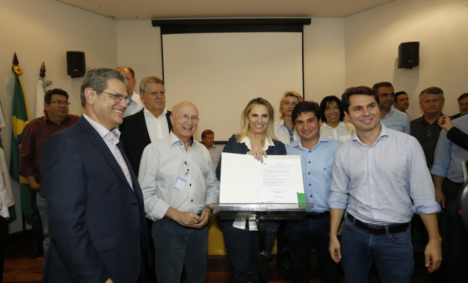 Governadora Cida Borghetti assina convênios com municípios durante encontro nesta quinta-feira (19), na sede da Associação dos Municípios da Região de Campo Mourão (Concam). Participaram o prefeito de Campo Mourão, Tauillo Tezelli, prefeitos dos municípios beneficiados, secretários de Estado e parlamentares.Campo Mourão, 19/04/2018.Foto: Arnaldo Alves/ANPr