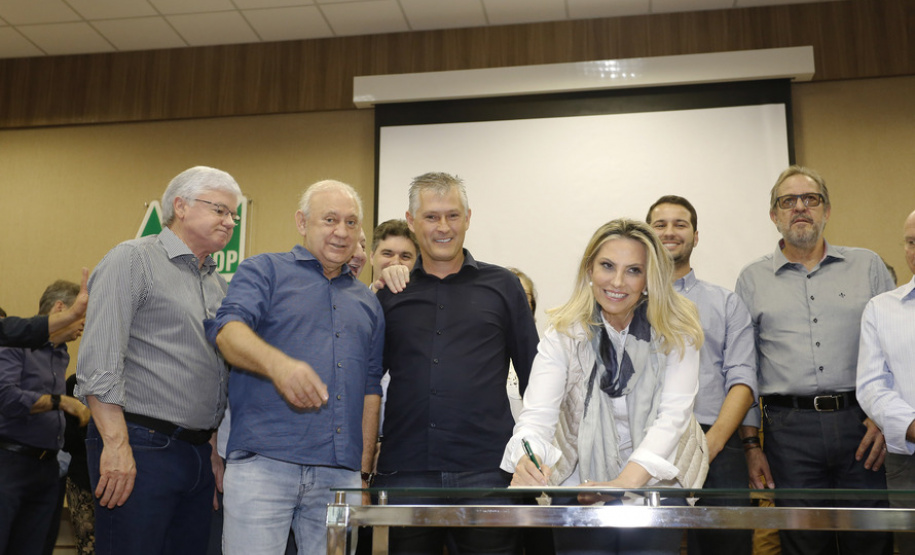 Governadora Cida Borghetti, em Francisco Beltrão, na sede da Associação dos Municípios do Sudoeste do Paraná (ANSOP), entrega 5 viaturas para a Polícia e autoriza licitações para construção de 21º Batalhão de Polícia Militar, assina convênios com a Secretaria de Estado do Desenvolvimento Urbano e Paranacidade com municípios da região.Francisco Beltrão, 26/07/2018.Foto: Arnaldo Alves/ANPr