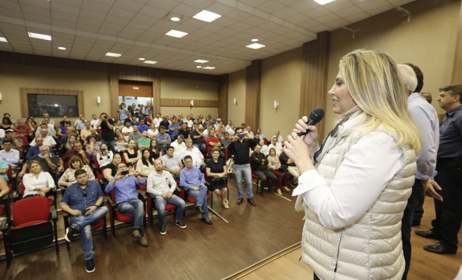 Governadora Cida Borghetti, em Francisco Beltrão, na sede da Associação dos Municípios do Sudoeste do Paraná (ANSOP), entrega 5 viaturas para a Polícia e autoriza licitações para construção de 21º Batalhão de Polícia Militar, assina convênios com a Secretaria de Estado do Desenvolvimento Urbano e Paranacidade com municípios da região.Francisco Beltrão, 26/07/2018.Foto: Arnaldo Alves/ANPr