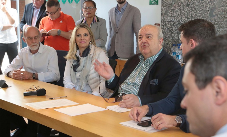 A governadora Cida Borghetti se reuniu na tarde desta quinta-feira (26) com o prefeito de Curitiba, Rafael Greca. No encontrou, que aconteceu no Instituto de Pesquisa e Planejamento Urbano de Curitiba (Ippuc), eles discutiram projetos de infraestrutura e mobilidade para a Região Metropolitana da capital. Curitiba,26/04/2018 Foto:Jaelson Lucas / ANPr