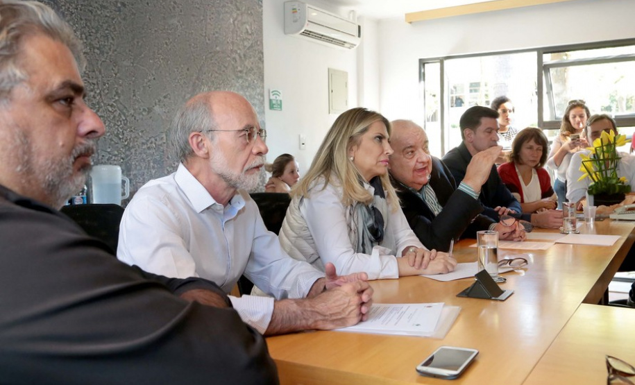 A governadora Cida Borghetti se reuniu na tarde desta quinta-feira (26) com o prefeito de Curitiba, Rafael Greca. No encontrou, que aconteceu no Instituto de Pesquisa e Planejamento Urbano de Curitiba (Ippuc), eles discutiram projetos de infraestrutura e mobilidade para a Região Metropolitana da capital. Curitiba,26/04/2018 Foto:Jaelson Lucas / ANPr