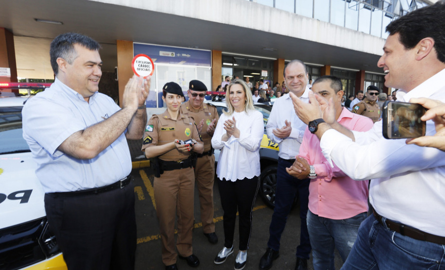 Governadora Cida Borghetti, em Apucarana, durante encontro com prefeitos da região do Vale do Ivaí e do centro do Paraná, realizado nesta sexta-feira (27), assinou novos convênios para repasse de recursos e autorizou licitações de equipamentos e obras urbanas para 11 municípios