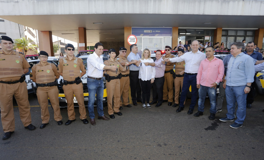 Governadora Cida Borghetti, em Apucarana, durante encontro com prefeitos da região do Vale do Ivaí e do centro do Paraná, realizado nesta sexta-feira (27), assinou novos convênios para repasse de recursos e autorizou licitações de equipamentos e obras urbanas para 11 municípios
