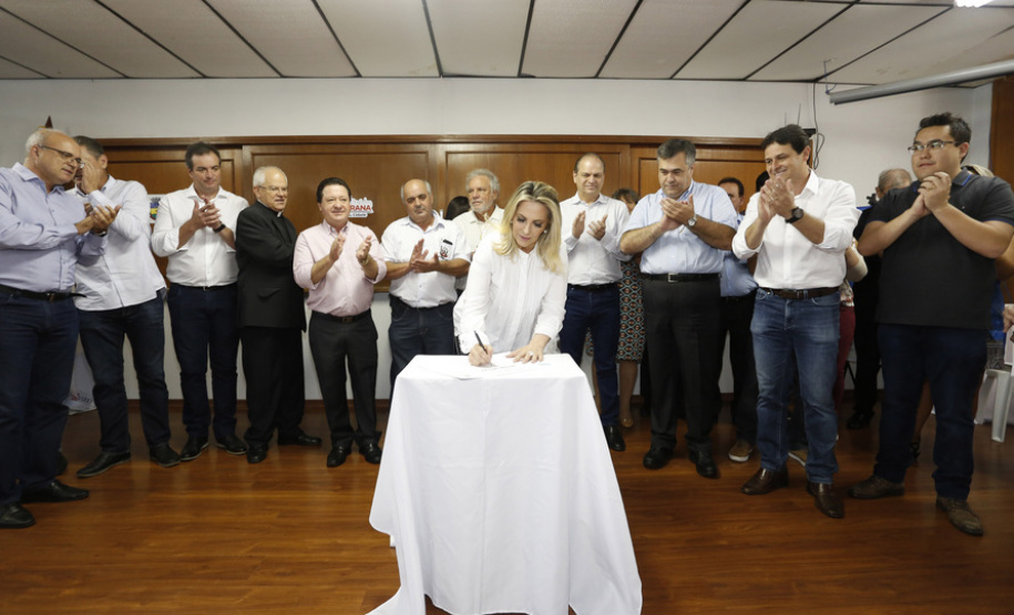 Governadora Cida Borghetti, em Apucarana, durante encontro com prefeitos da região do Vale do Ivaí e do centro do Paraná, realizado nesta sexta-feira (27), assinou novos convênios para repasse de recursos e autorizou licitações de equipamentos e obras urbanas para 11 municípios