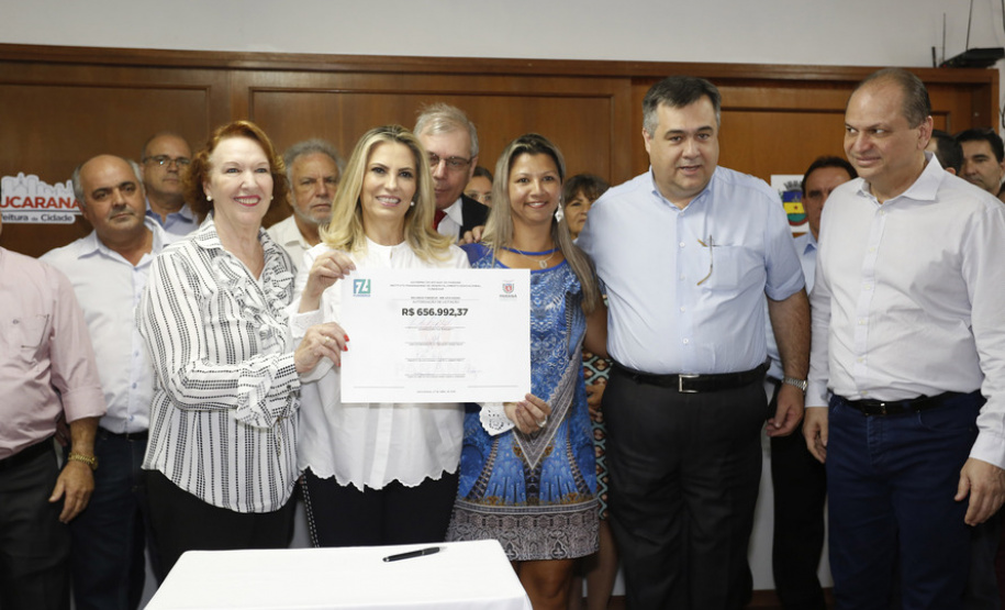 Governadora Cida Borghetti, em Apucarana, durante encontro com prefeitos da região do Vale do Ivaí e do centro do Paraná, realizado nesta sexta-feira (27), assinou novos convênios para repasse de recursos e autorizou licitações de equipamentos e obras urbanas para 11 municípios