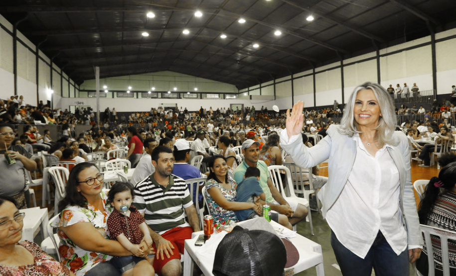 CIDA PARTICIPA DA FESTA DO TRABALHADOR EM QUINTA DO SOL. A governadora Cida Borghetti, participa da festa do Trabalhador em Quinta do Sol. Na oportunidade Cida assinou convênios, entregou viatura policial, caminhão de coleta de lixo, retroescavadeira e visitou a Unidade de Saúde da Família. Acompanharam a governadora, prefeito de Quinta do Sol, João Claudio Romero, deputados, Ricardo Barros e Maria Victória. Quinta do Sol, 27-04-18.Foto: Arnaldo Alves / ANPr.