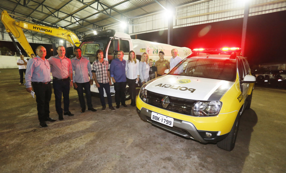 CIDA PARTICIPA DA FESTA DO TRABALHADOR EM QUINTA DO SOL. A governadora Cida Borghetti, participa da festa do Trabalhador em Quinta do Sol. Na oportunidade Cida assinou convênios, entregou viatura policial, caminhão de coleta de lixo, retroescavadeira e visitou a Unidade de Saúde da Família. Acompanharam a governadora, prefeito de Quinta do Sol, João Claudio Romero, deputados, Ricardo Barros e Maria Victória. Quinta do Sol, 27-04-18.Foto: Arnaldo Alves / ANPr.