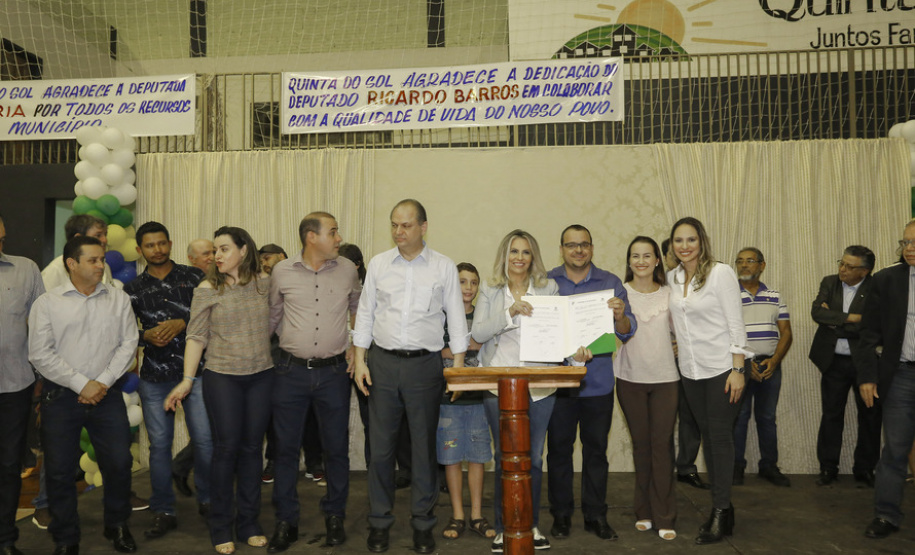 CIDA PARTICIPA DA FESTA DO TRABALHADOR EM QUINTA DO SOL. A governadora Cida Borghetti, participa da festa do Trabalhador em Quinta do Sol. Na oportunidade Cida assinou convênios, entregou viatura policial, caminhão de coleta de lixo, retroescavadeira e visitou a Unidade de Saúde da Família. Acompanharam a governadora, prefeito de Quinta do Sol, João Claudio Romero, deputados, Ricardo Barros e Maria Victória. Quinta do Sol, 27-04-18.Foto: Arnaldo Alves / ANPr.