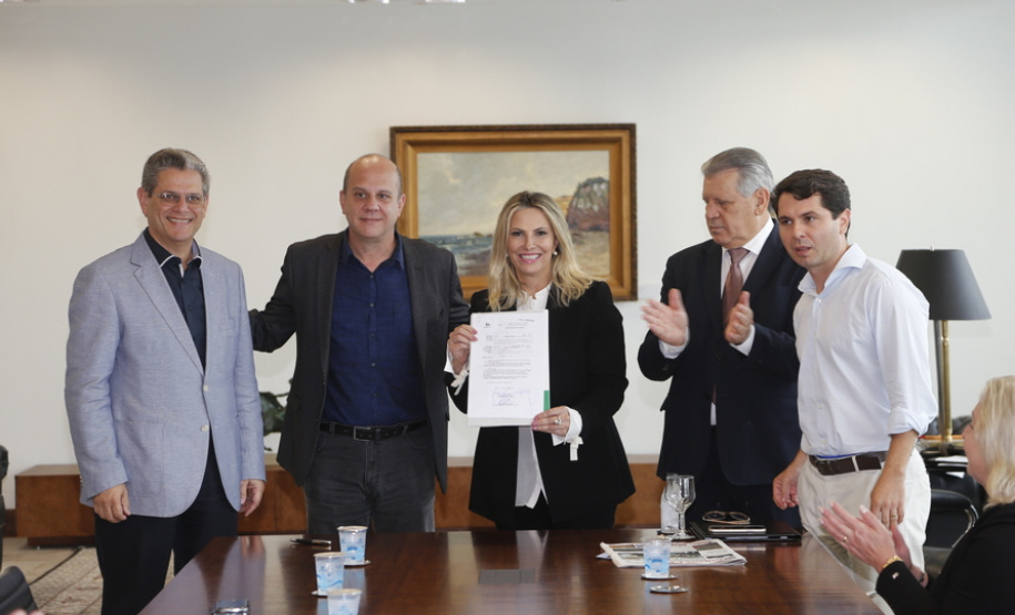 Governadora Cida Borghetti recebe prefeitos de dez municípios e assinou convênios para repasse de recursos a fundo perdido, para obras de melhoria e infraestrutura urbana e viária das cidades. Participaram os secretários Silvio Barros, do Desenvolvimento Urbano; Dilceu Sperafico, da chefia da Casa Civil e os deputados Alexandre Curi e Pedro Lupion   Curitiba, 02/05/2018    Foto: Jonas Oliveira/Governadoria