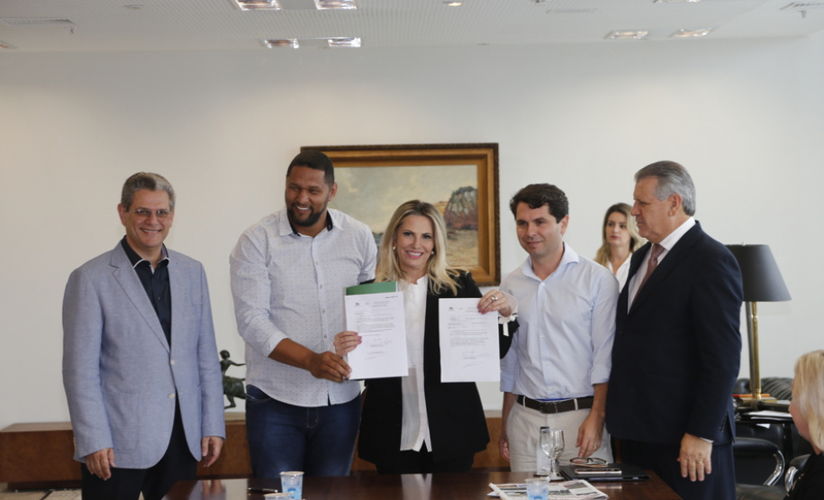 Governadora Cida Borghetti recebe prefeitos de dez municípios e assinou convênios para repasse de recursos a fundo perdido, para obras de melhoria e infraestrutura urbana e viária das cidades. Participaram os secretários Silvio Barros, do Desenvolvimento Urbano; Dilceu Sperafico, da chefia da Casa Civil e os deputados Alexandre Curi e Pedro Lupion   Curitiba, 02/05/2018    Foto: Jonas Oliveira/Governadoria