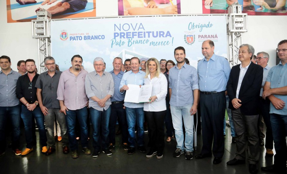 A governadora Cida Borghetti assinou nesta quinta-feira (3), durante solenidade no município de Pato Branco, convênios com 10 municípios do Sudoeste do Paraná para o repasse de R$ 25 milhões, a fundo perdido e por meio de financiamento. Os recursos vão ser usados para obras de pavimentação, compra de equipamentos e recape. Secretários de Estado, deputados estaduais e prefeitos da região participaram da cerimônia.Pato Branco, 03/05/2018.Foto: Jaelson Lucas/ANPr