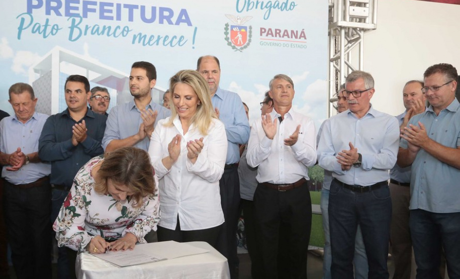 A governadora Cida Borghetti assinou nesta quinta-feira (3), durante solenidade no município de Pato Branco, convênios com 10 municípios do Sudoeste do Paraná para o repasse de R$ 25 milhões, a fundo perdido e por meio de financiamento. Os recursos vão ser usados para obras de pavimentação, compra de equipamentos e recape. Secretários de Estado, deputados estaduais e prefeitos da região participaram da cerimônia.Pato Branco, 03/05/2018.Foto: Jaelson Lucas/ANPr