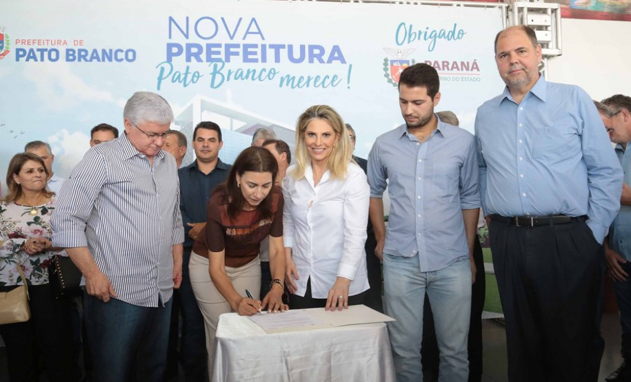 A governadora Cida Borghetti assinou nesta quinta-feira (3), durante solenidade no município de Pato Branco, convênios com 10 municípios do Sudoeste do Paraná para o repasse de R$ 25 milhões, a fundo perdido e por meio de financiamento. Os recursos vão ser usados para obras de pavimentação, compra de equipamentos e recape. Secretários de Estado, deputados estaduais e prefeitos da região participaram da cerimônia.Pato Branco, 03/05/2018.Foto: Jaelson Lucas/ANPr