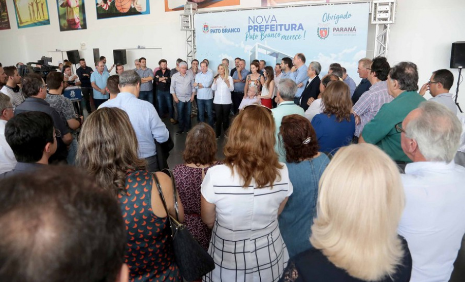 A governadora Cida Borghetti assinou nesta quinta-feira (3), durante solenidade no município de Pato Branco, convênios com 10 municípios do Sudoeste do Paraná para o repasse de R$ 25 milhões, a fundo perdido e por meio de financiamento. Os recursos vão ser usados para obras de pavimentação, compra de equipamentos e recape. Secretários de Estado, deputados estaduais e prefeitos da região participaram da cerimônia.Pato Branco, 03/05/2018.Foto: Jaelson Lucas/ANPr