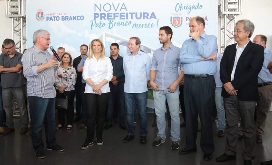 A governadora Cida Borghetti assinou nesta quinta-feira (3), durante solenidade no município de Pato Branco, convênios com 10 municípios do Sudoeste do Paraná para o repasse de R$ 25 milhões, a fundo perdido e por meio de financiamento. Os recursos vão ser usados para obras de pavimentação, compra de equipamentos e recape. Secretários de Estado, deputados estaduais e prefeitos da região participaram da cerimônia.Pato Branco, 03/05/2018.Foto: Jaelson Lucas/ANPr