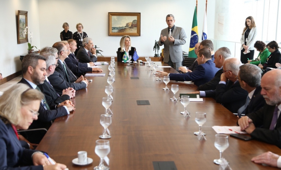 Cida recebe embaixadores e reforça interesse em cooperação