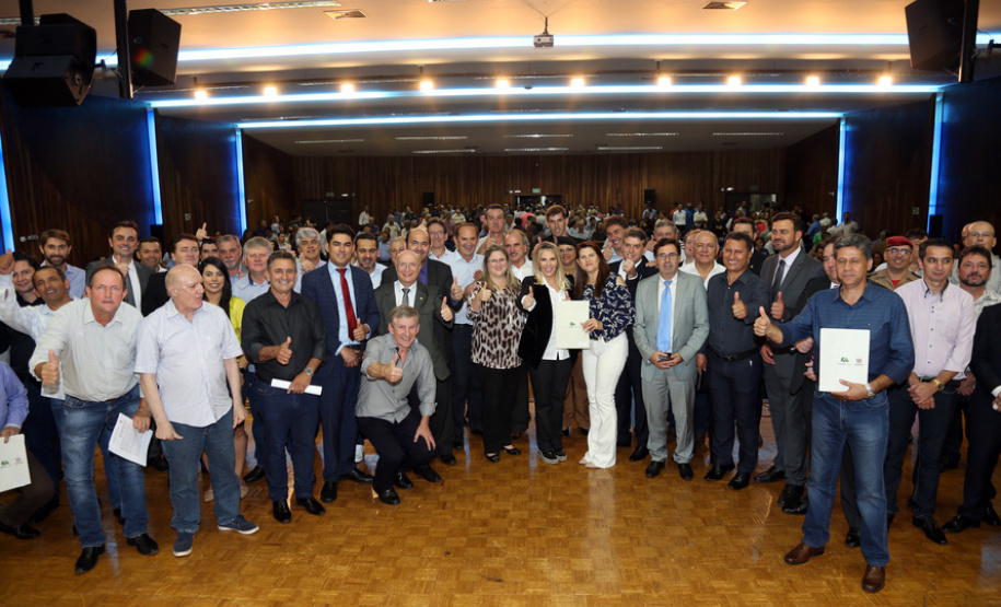 Cida confirma investimentos em 16 municípios do Oeste