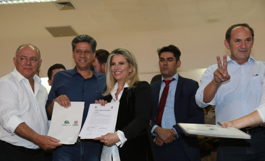 A governadora Cida Borghetti confirmou nesta quinta-feira (03), em Cascavel, recursos para investimentos em 16 municípios da região Oeste do Estado. O montante soma R$ 5,95 milhões. No mesmo evento, ela anunciou a instalação de mais uma Unidade Paraná Seguro (UPS) no município e reconduziu Júlio Reis ao cargo de Secretário da Segurança Pública.Cascavel, 03/05/2018.Foto: Orlando Kissner/ANPr